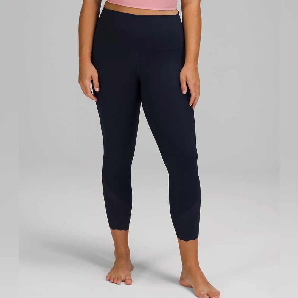 Lululemon wunder under scalloped hem high rise crop 23”, size 10